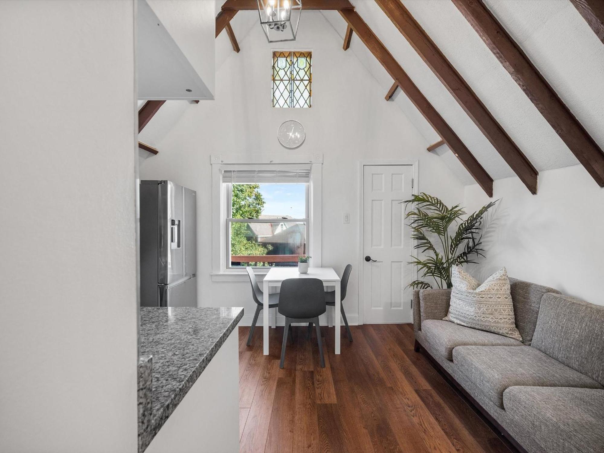 Shadyside, Pittsburgh, Modern And Stylish 1 Bedroom Unit5 With Free Parking