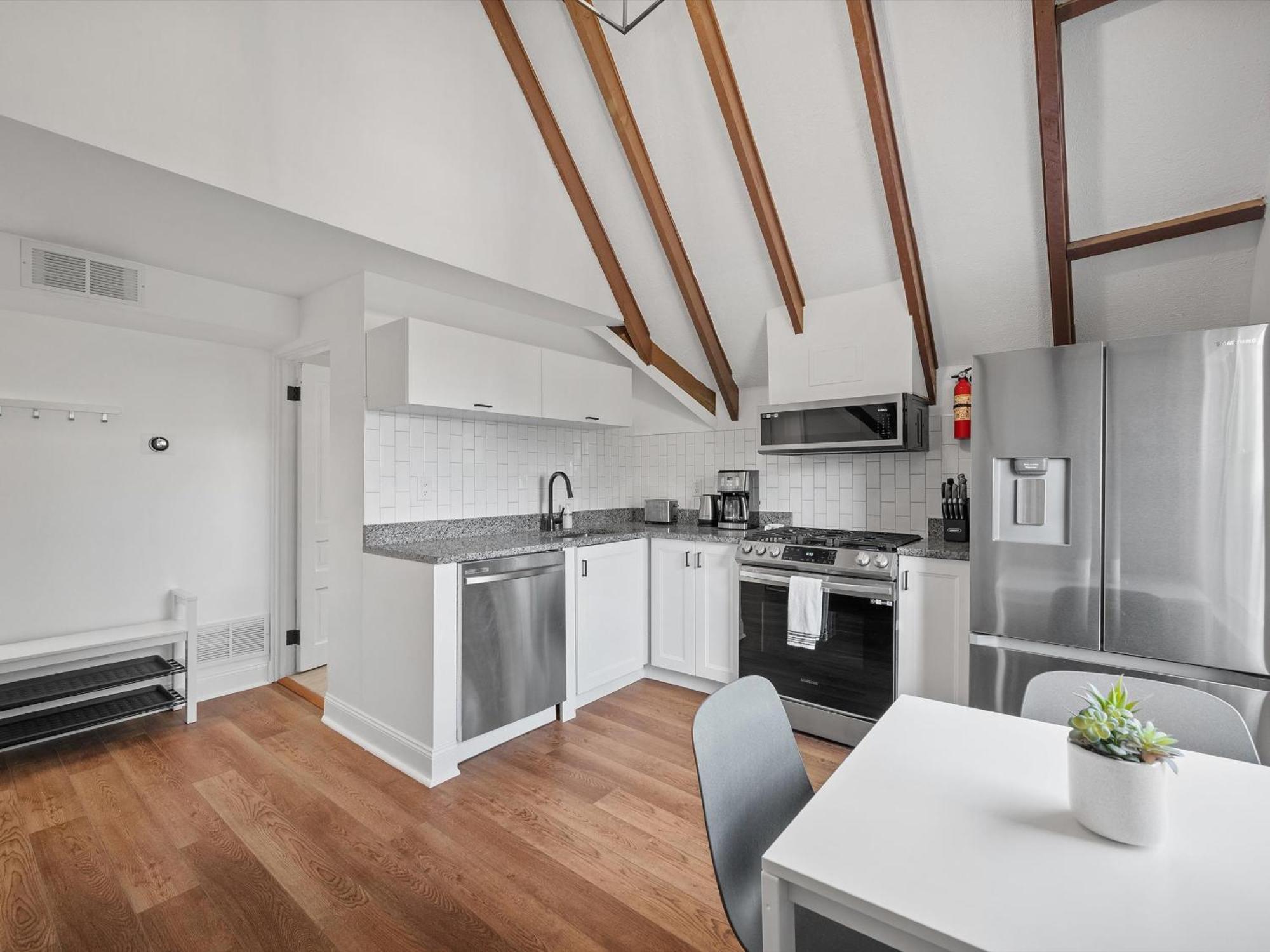 Apartment Shadyside, Pittsburgh, Modern And Stylish 1 Bedroom Unit5 With Free Parking *